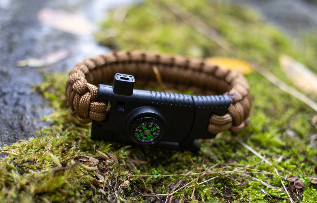Das Bitehunter 5 in 1 Überlebensarmband / Survival Bracelet hilft in jeder Situation. Es inkludiert einen Feuerstein zum Feuer machen, eine Säge um Äste und Holz zu zersägen, ein Messer um zerschneiden von Seil und Verpackungen, einen Kompass sowie eine Signal Pfeife um Hilfe zu holen. Das Band besteht aus 3 metern paracord und hat gute erfahrungen laut den bewertungen.